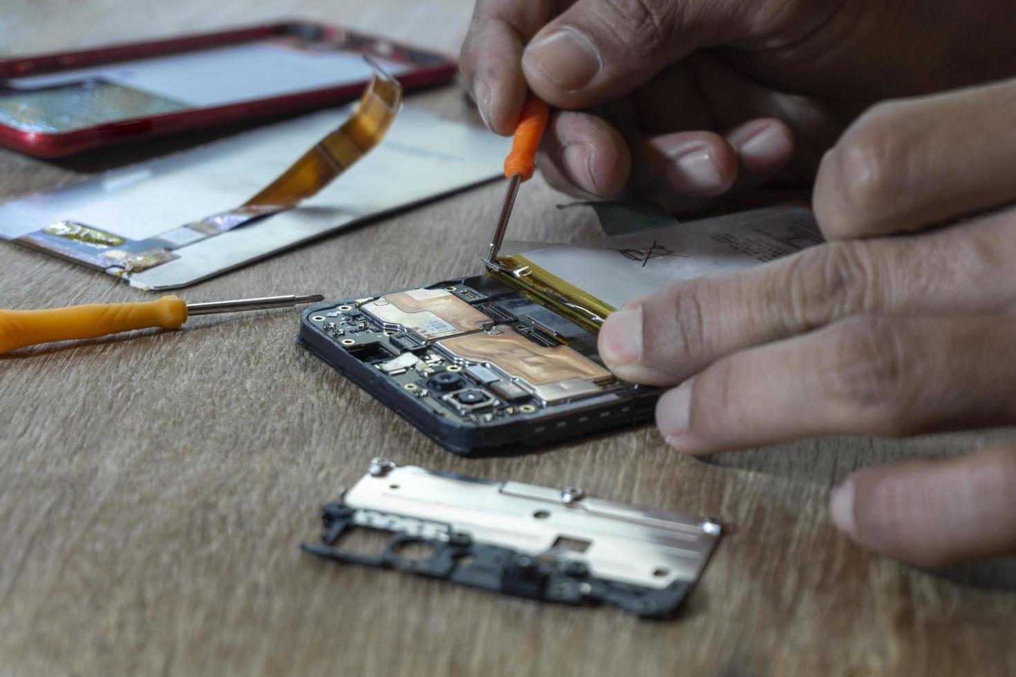 Telefonreparaturen durch einen professionellen Techniker foto