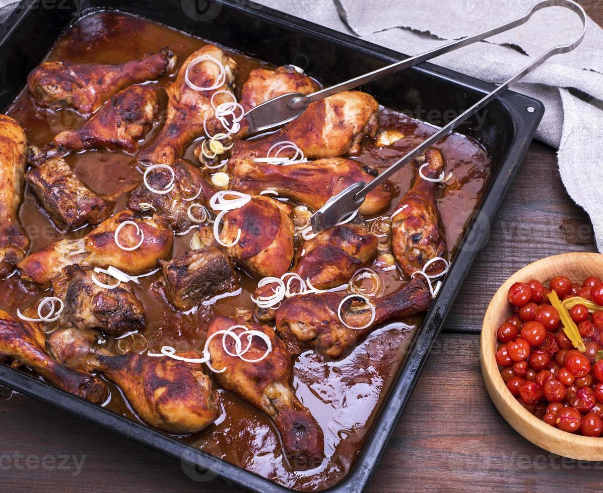 gebratene Hähnchenschenkel mit knuspriger Kruste in Honig-Tomatensauce foto