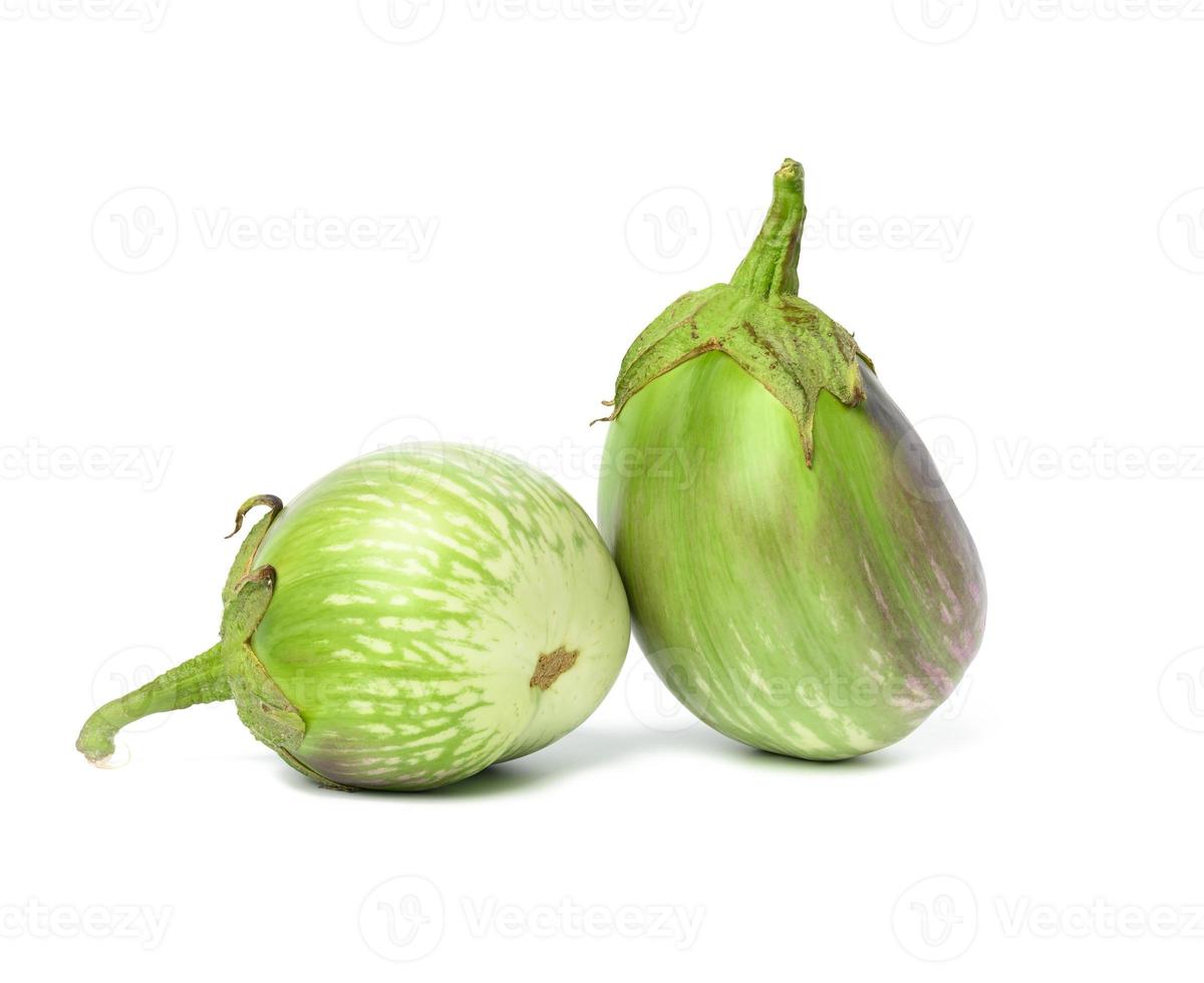 zwei grüne reife Auberginen isoliert auf weißem Hintergrund, gesundes und schmackhaftes Gemüse foto