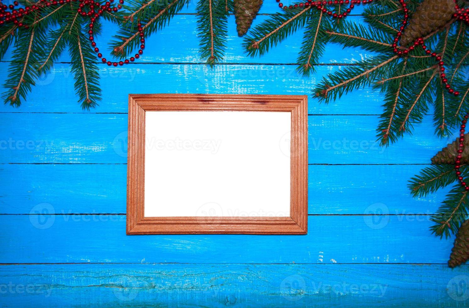 Fotorahmen aus Holz auf blauem Hintergrund aus Holz foto