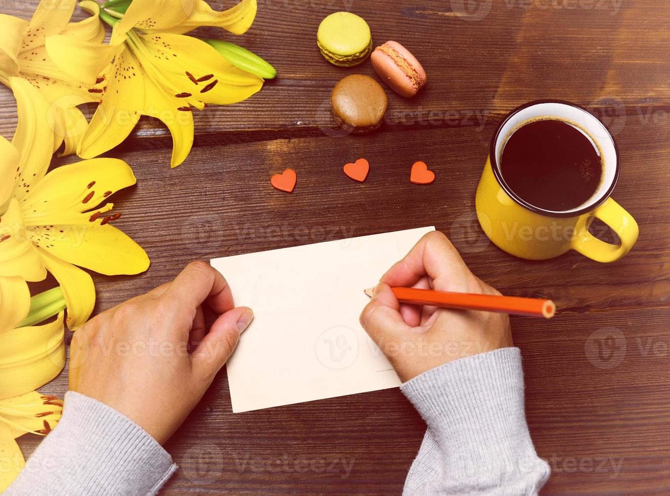 weibliche hände mit einem roten bleistift foto