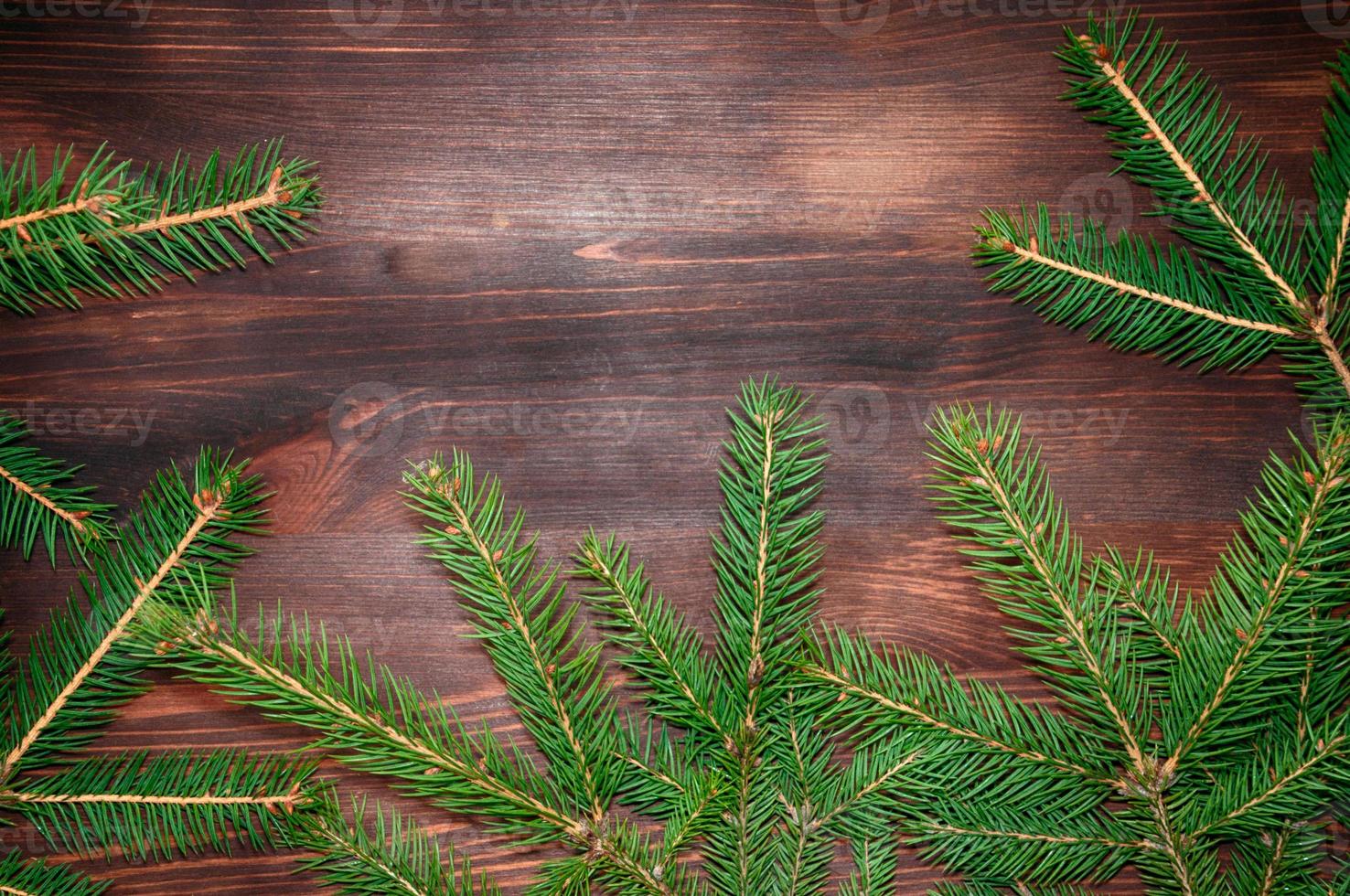 weihnachtsbaumzweige aus fichte auf einem holzhintergrund foto