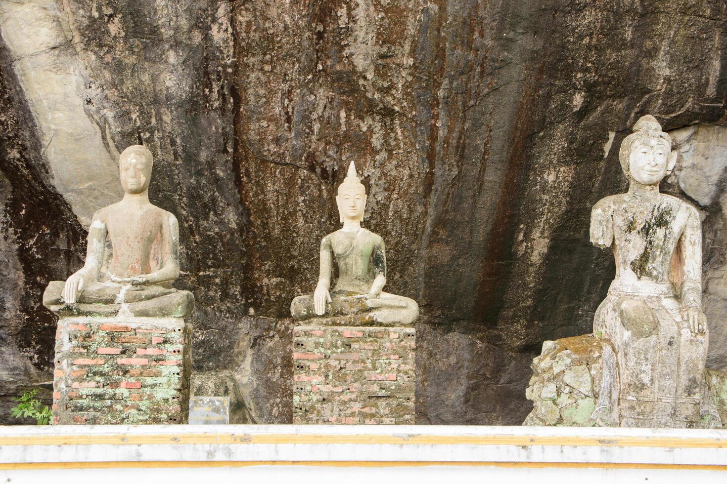 Buddha-Statuen in den Bergen foto