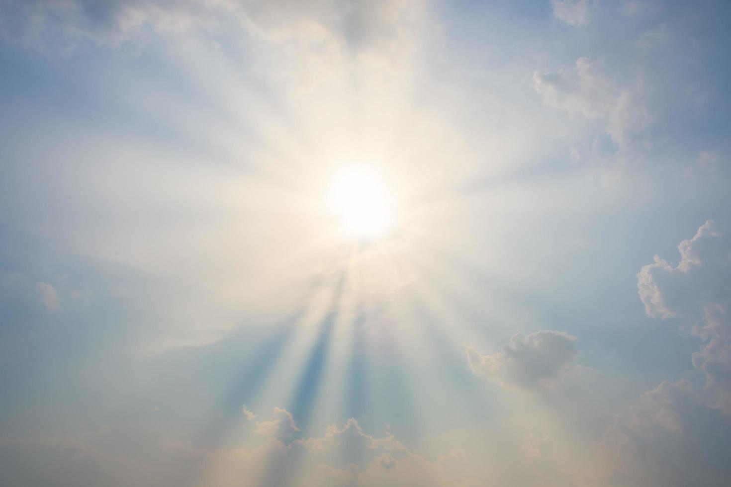 Wolken und Sonnenlicht foto