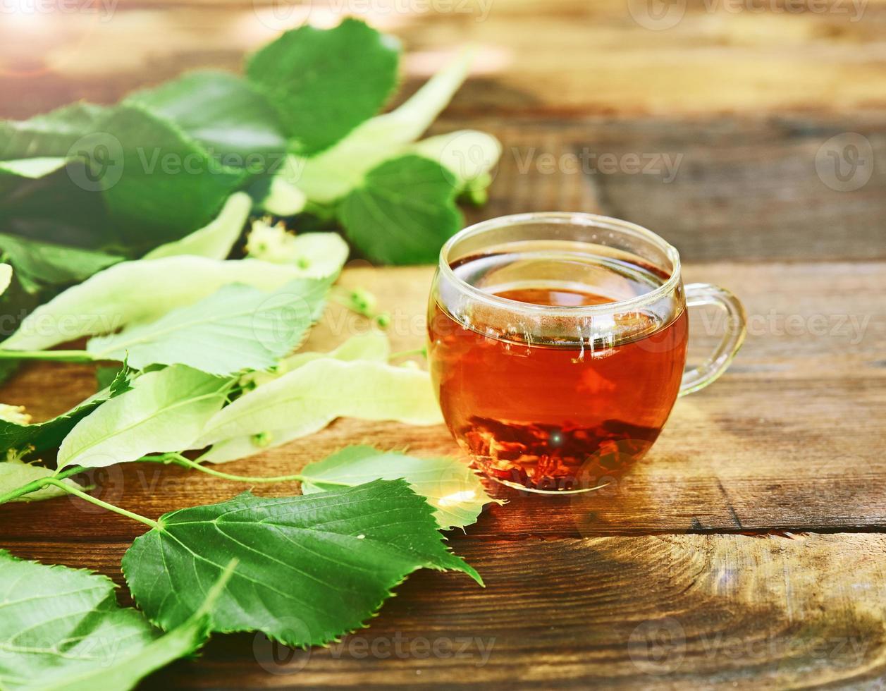 Kräutertee mit Linde in einem transparenten Becher foto