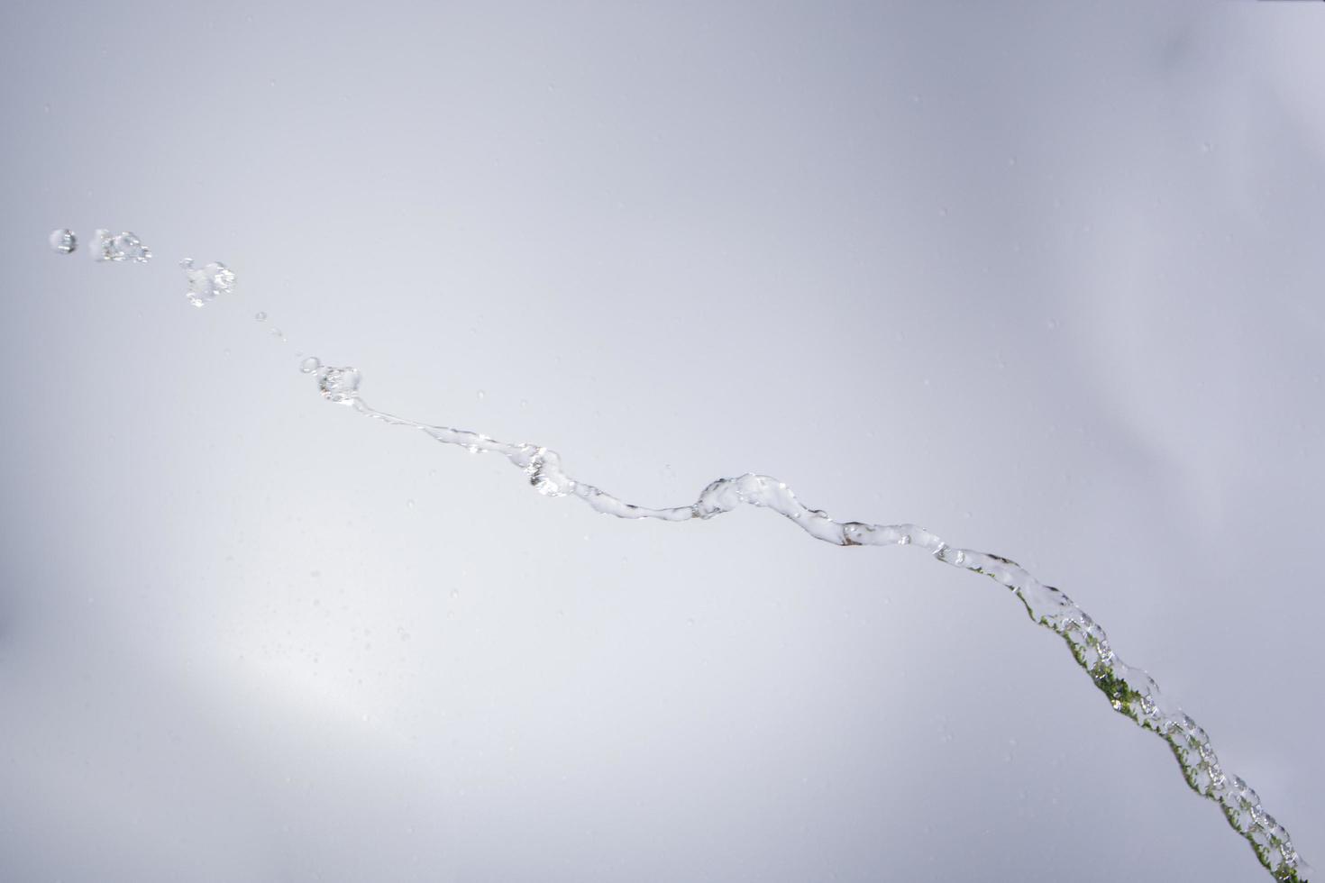 Spritzwasser aus dem Glas foto