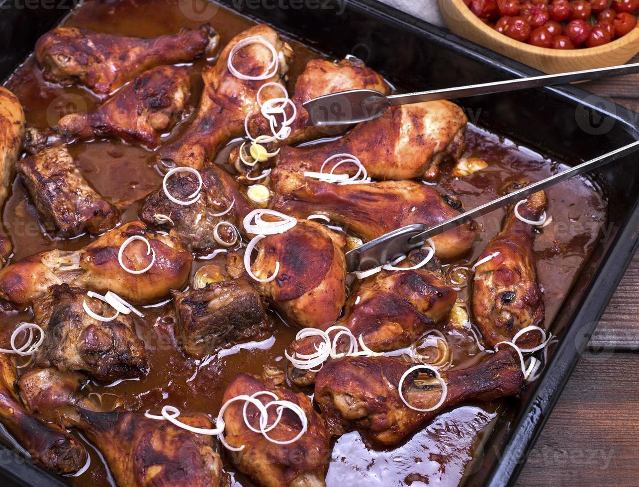 Hähnchenschenkel in Tomaten-Honig-Sauce foto