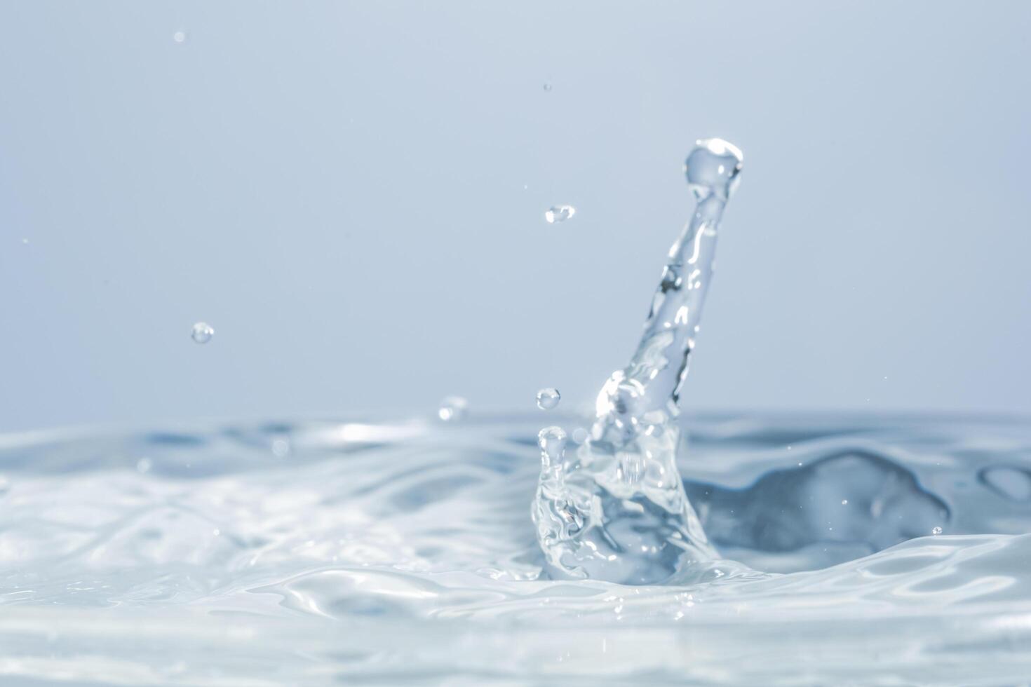 Wassertropfen auf der Wasseroberfläche foto