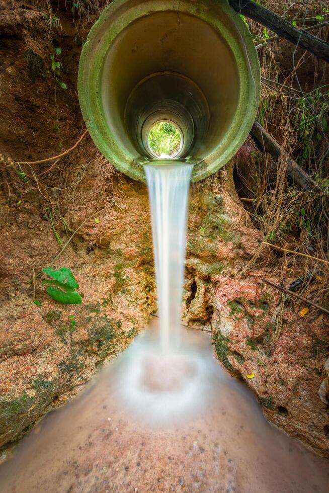 künstlicher wasserfall in thailand foto