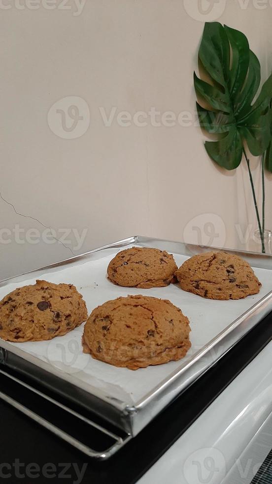 Chocolate Chip Cookies auf einem Backblech zum Verzehr bereit foto