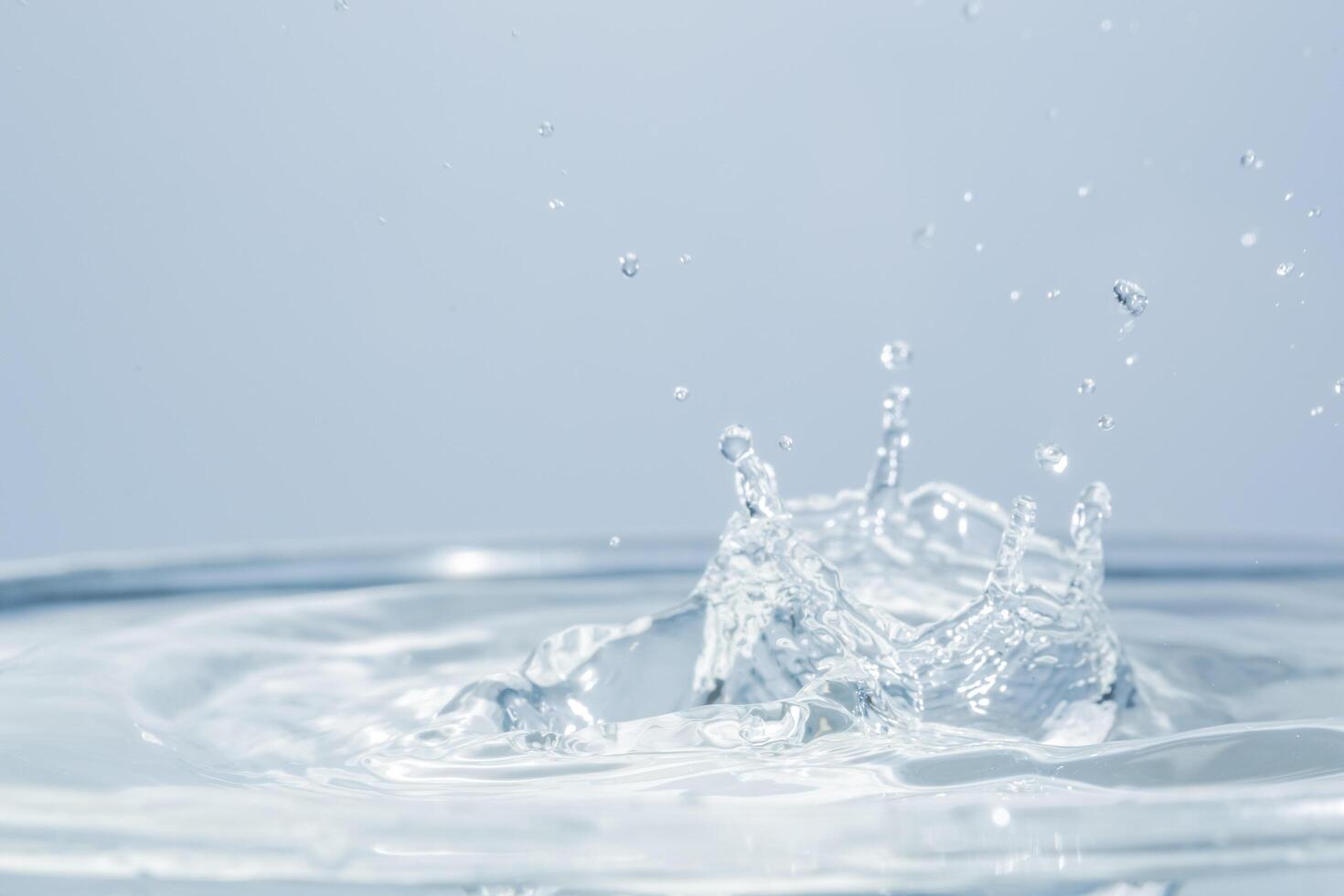 Wassertropfen auf der Wasseroberfläche foto