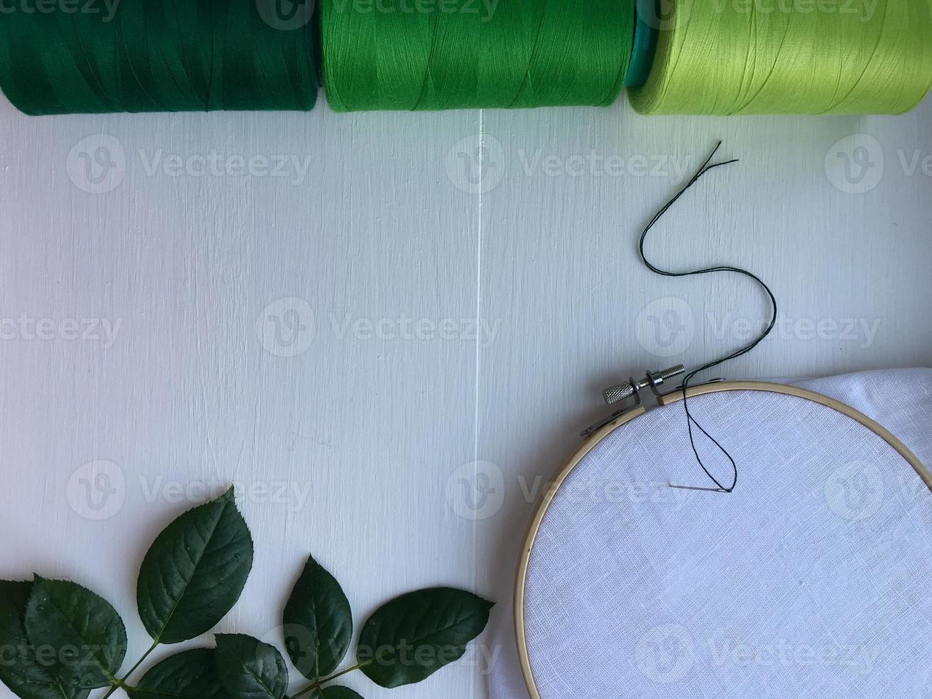 Holzrahmen, Stoff und Faden zum Sticken und Nähen foto