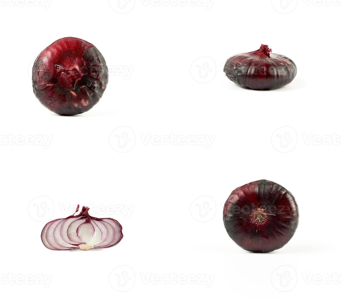 Reihe von roten Zwiebeln in verschiedenen Winkeln in der Schale isoliert auf weißem Hintergrund foto