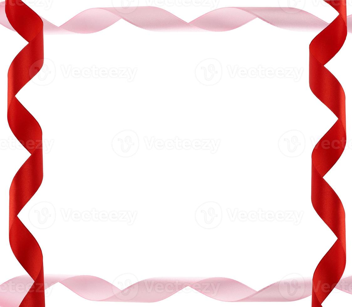 gewellte rote und rosa Satinbänder isoliert auf weißem Hintergrund foto