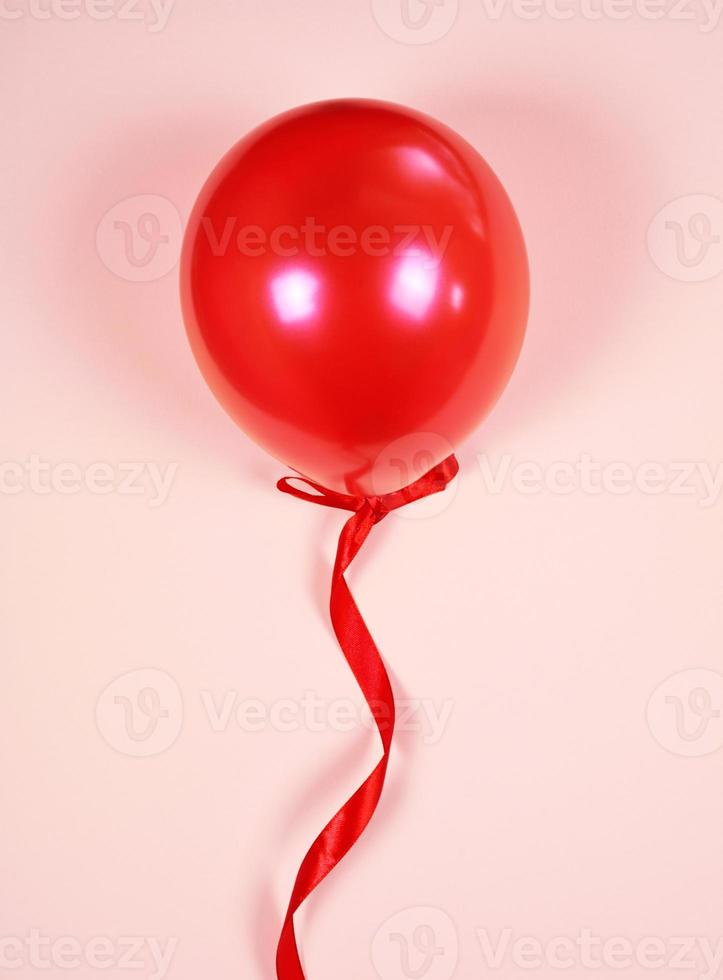 roter Ballon auf einem roten Band foto
