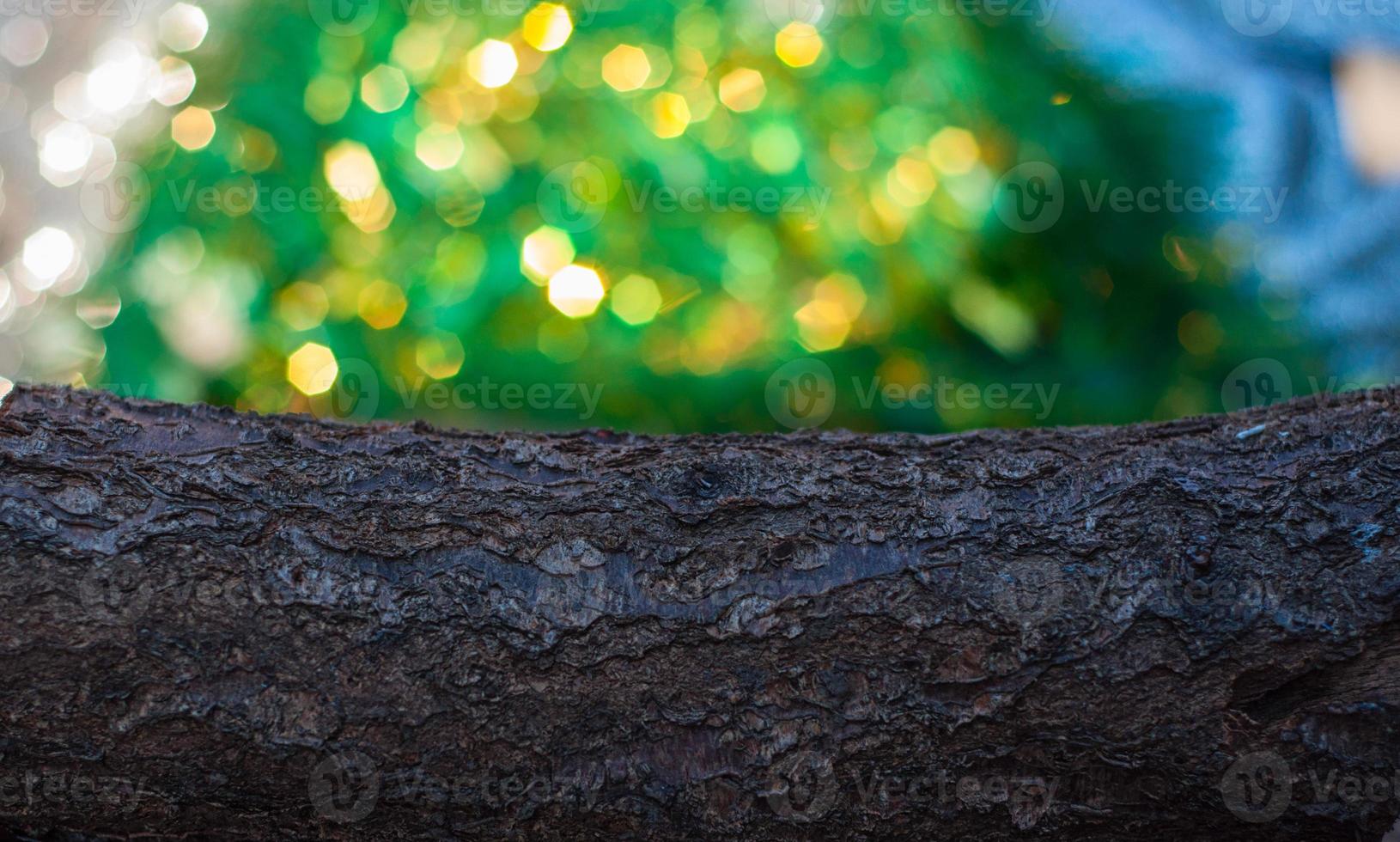 Holzbalken und unscharfer grüner Hintergrund mit hellem Bokeh foto