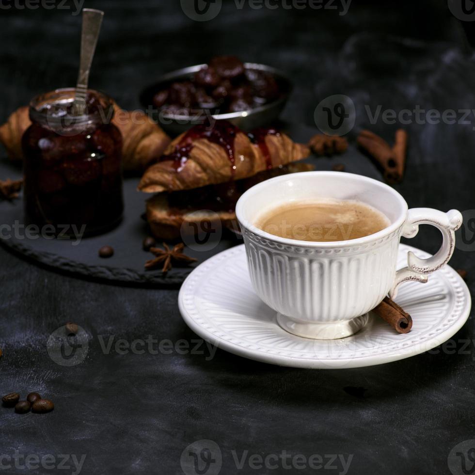 weiße Tasse mit schwarzem Kaffee foto