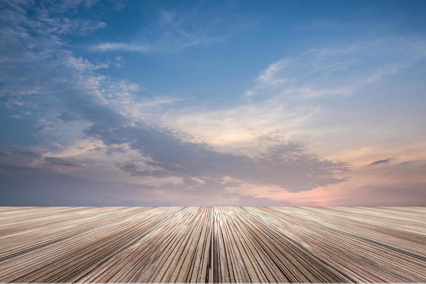 Holzbodenplatten und Sonnenuntergang Himmel foto