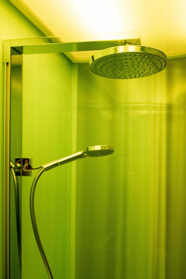 gelber badezimmerinnenraum foto