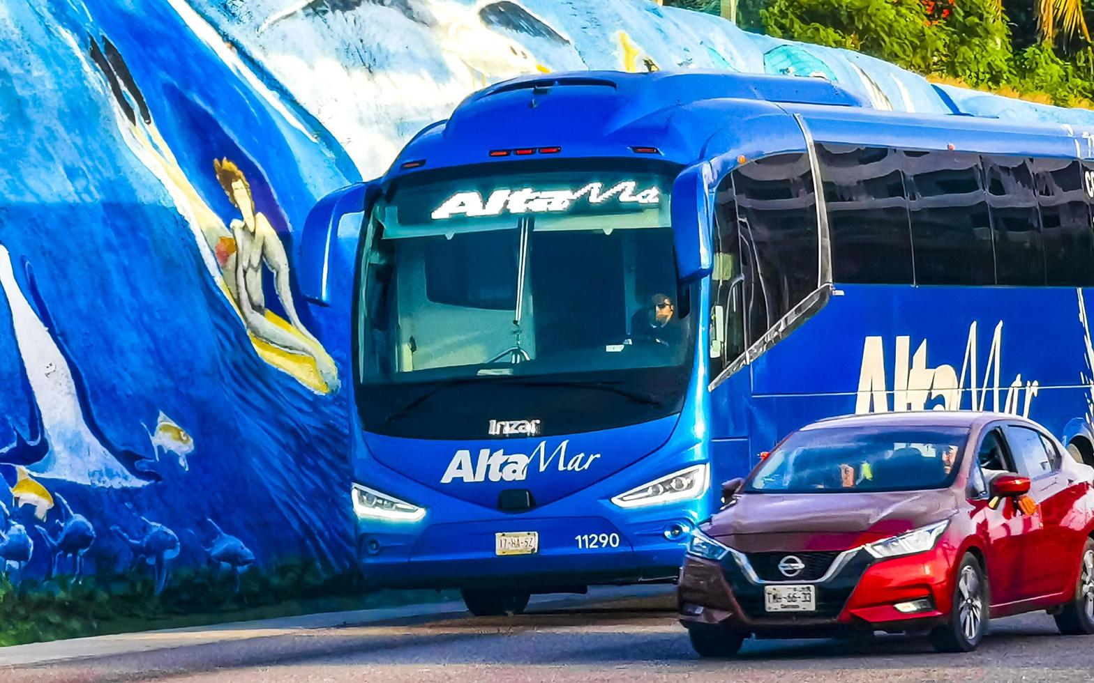 puerto escondido oaxaca mexiko 2022 belebte straße straße fahrende autos stau puerto escondido mexiko. foto