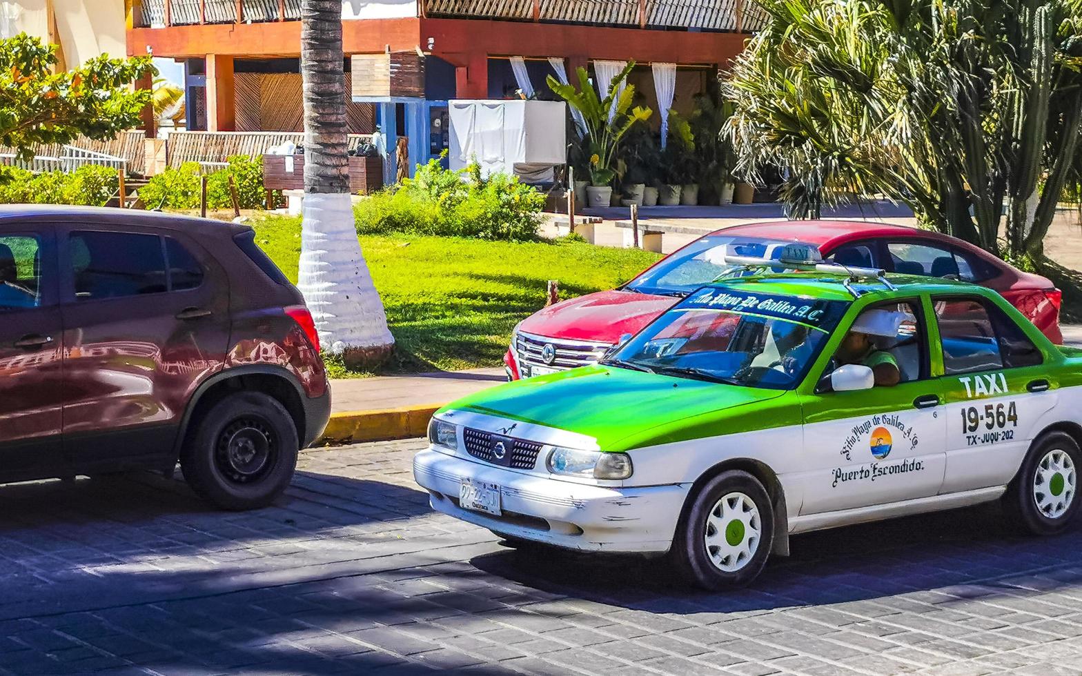 puerto escondido oaxaca mexiko 2023 grünes türkisblaues taxi auto in puerto escondido mexiko. foto