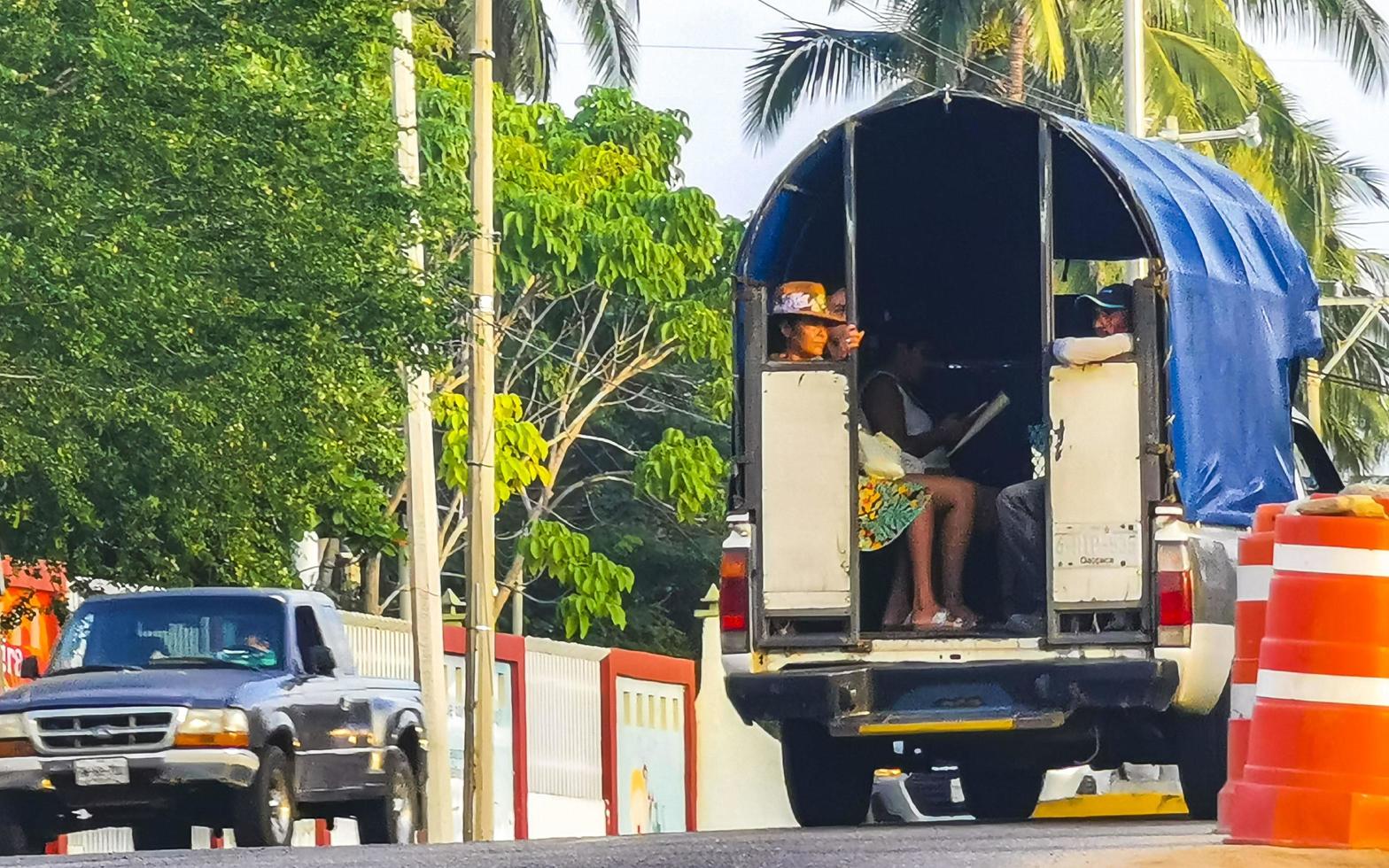 puerto escondido oaxaca mexiko 2022 belebte straße straße fahrende autos stau puerto escondido mexiko. foto