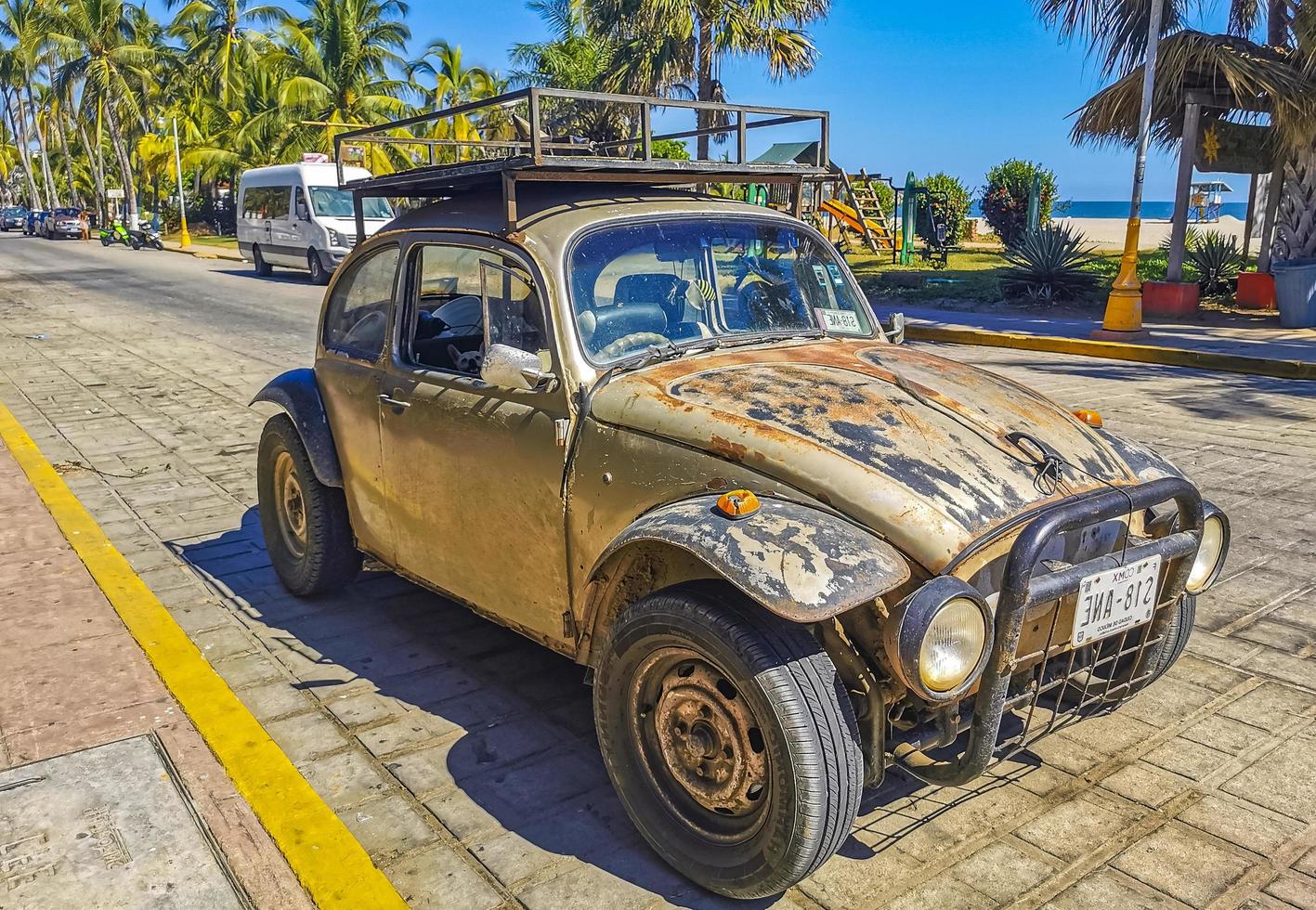 puerto escondido oaxaca mexiko 2022 alte kaputte rostige und beschädigte klassische oldtimer in mexiko. foto