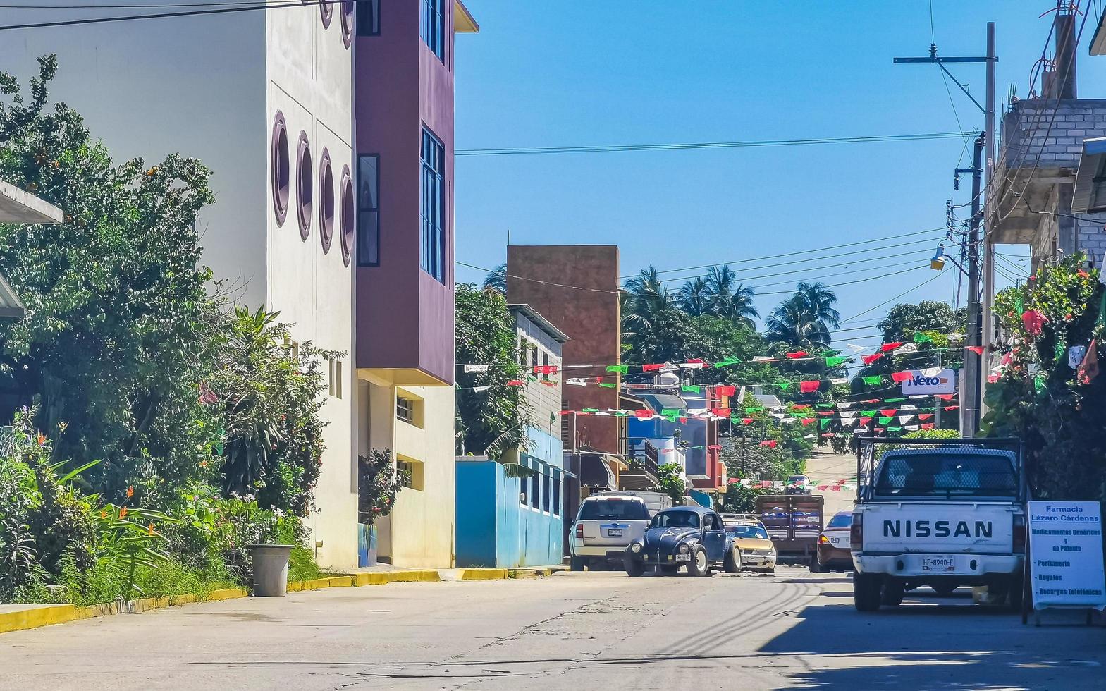 puerto escondido oaxaca mexiko 2022 belebte straße straße fahrende autos stau puerto escondido mexiko. foto