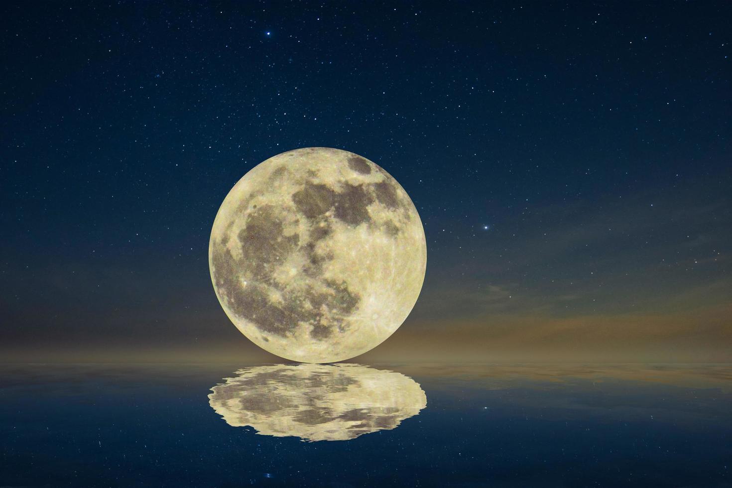 Mond spiegelte sich nachts im Wasser foto