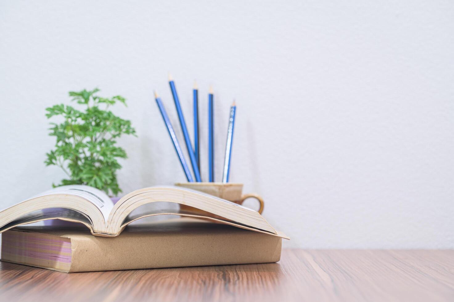 Bücher auf dem Schreibtisch foto