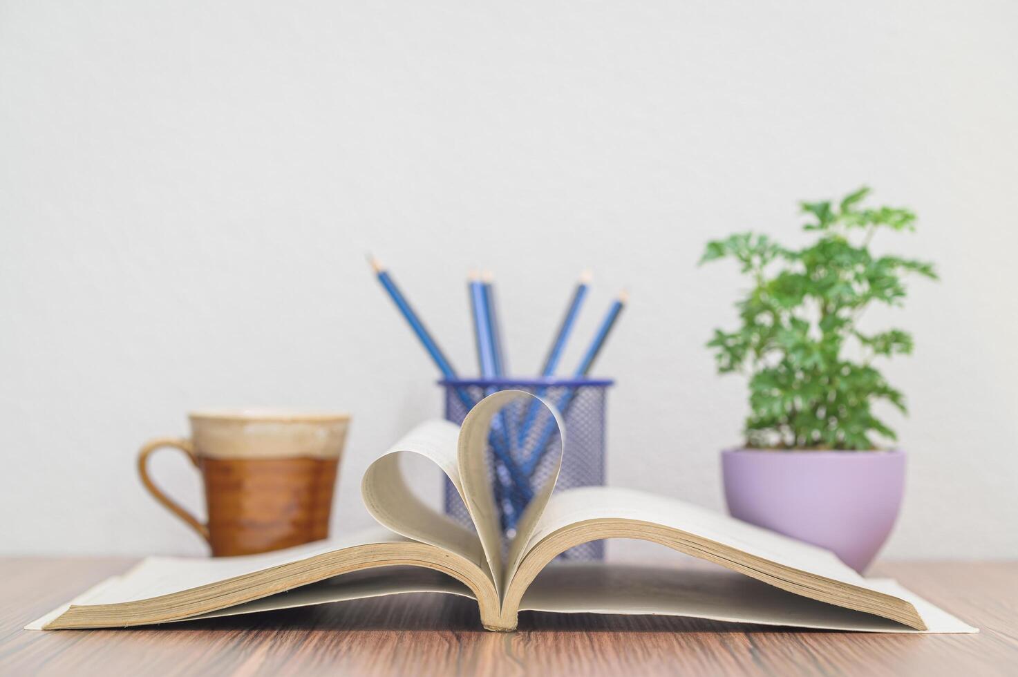 Bücher auf dem Schreibtisch foto