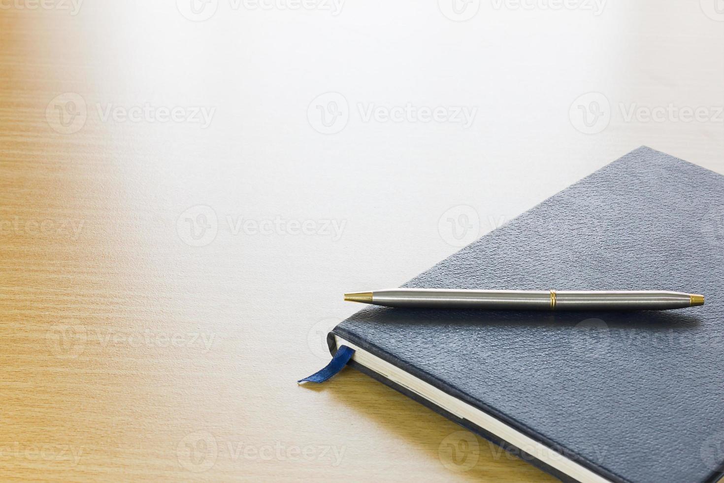 Stift auf einem Buch foto