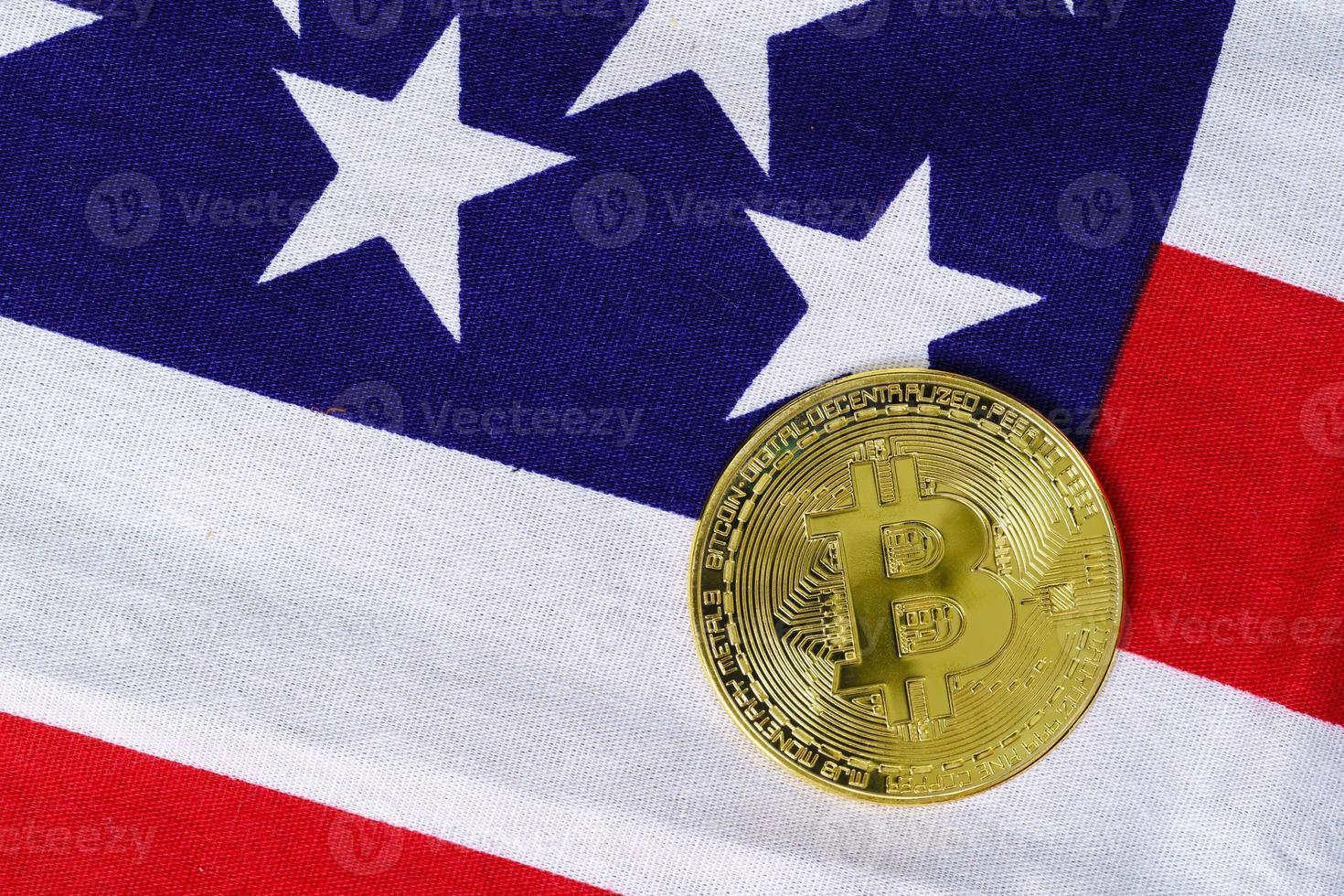 gold-bitcoin-münze auf usa-flagge foto