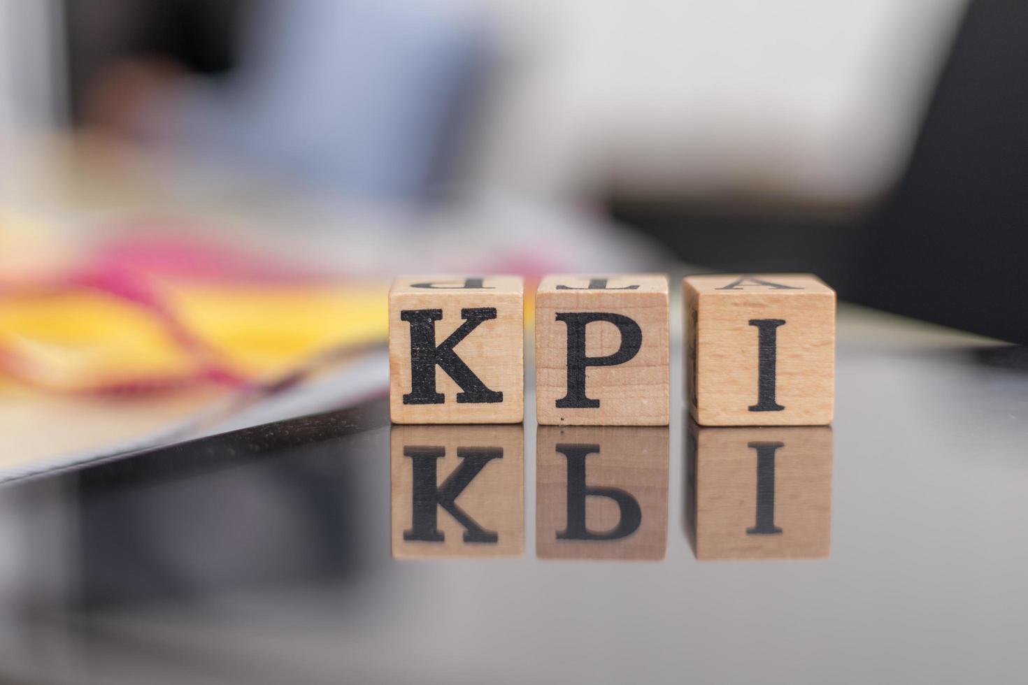 Kpi-Buchstabe auf Blockwürfeln auf Holztisch, Key Performance Indicator Business Target Concept foto
