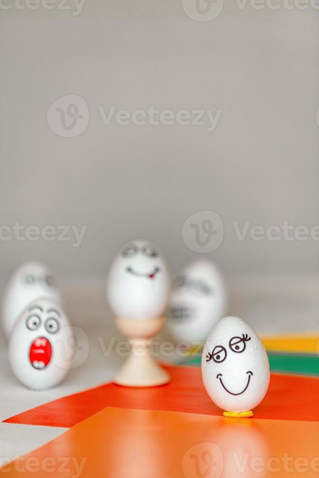 aufkleber mit unterschiedlichen emotionen werden auf weiße eier geklebt, kopierraum. das konzept der kommunikation und emotionen in sozialen netzwerken, ungewöhnliche dekoration von ostereiern foto