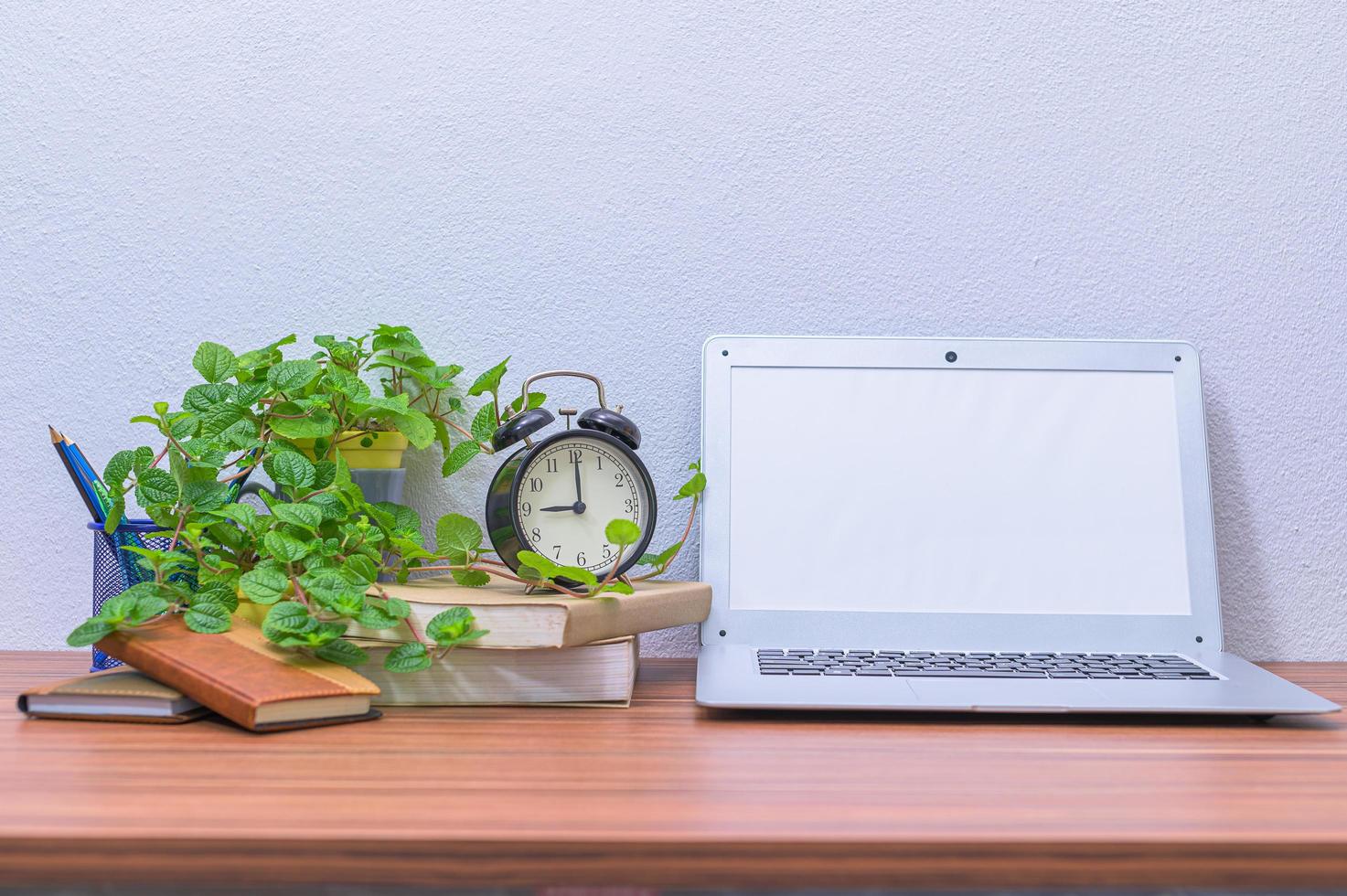 Laptop auf dem Schreibtisch foto