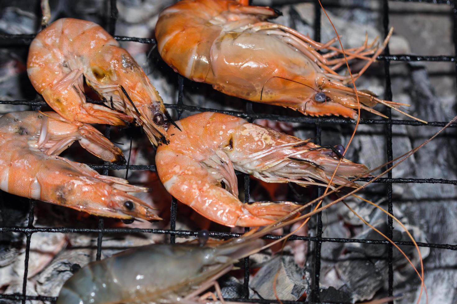 Garnelen auf Holzkohlegrill gegrillt foto