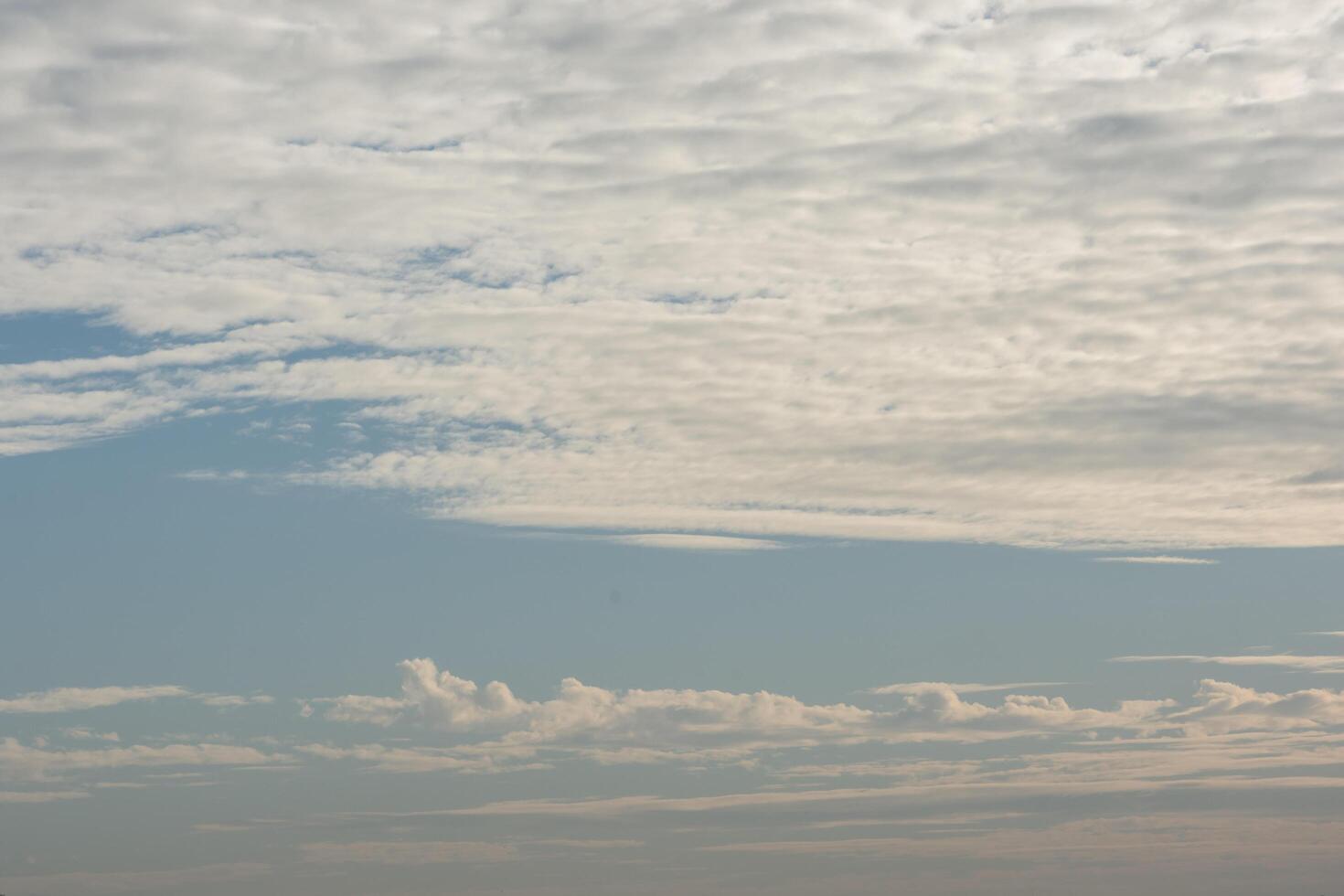 schöner blauer Himmel mit Wolken bei Sonnenuntergang foto