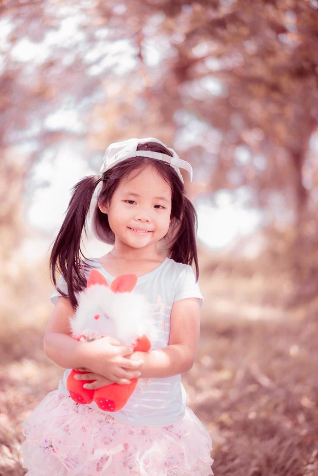 süßes kleines asiatisches Mädchen im Park foto