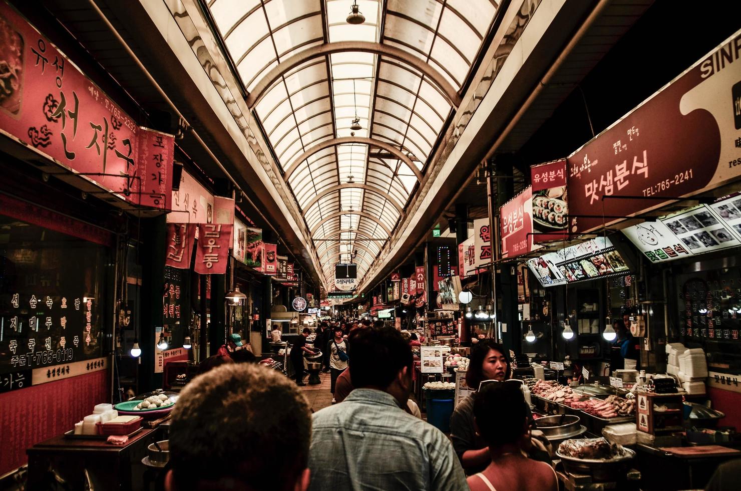 südkorea, 2020 - geschäftiger sinpo stadtmarkt foto