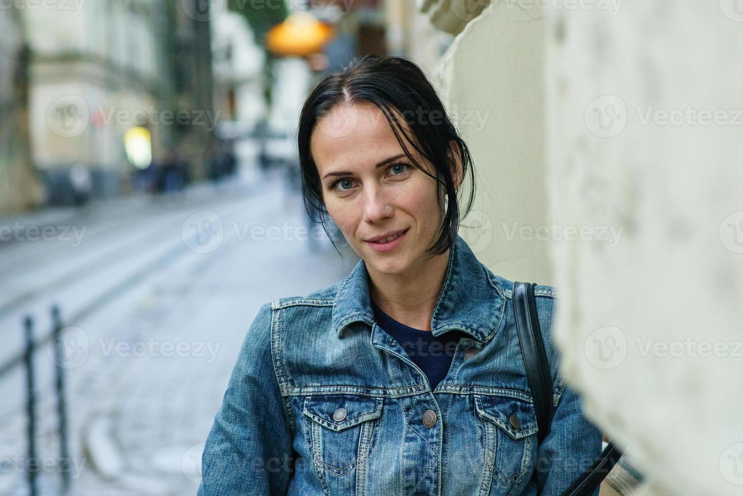 Yang-Frau posiert auf der Straße. foto