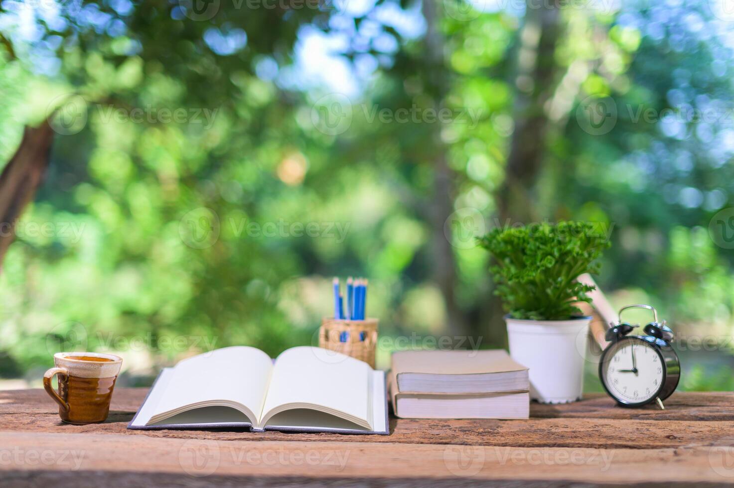 Bücher und Schreibwaren auf dem Schreibtisch foto