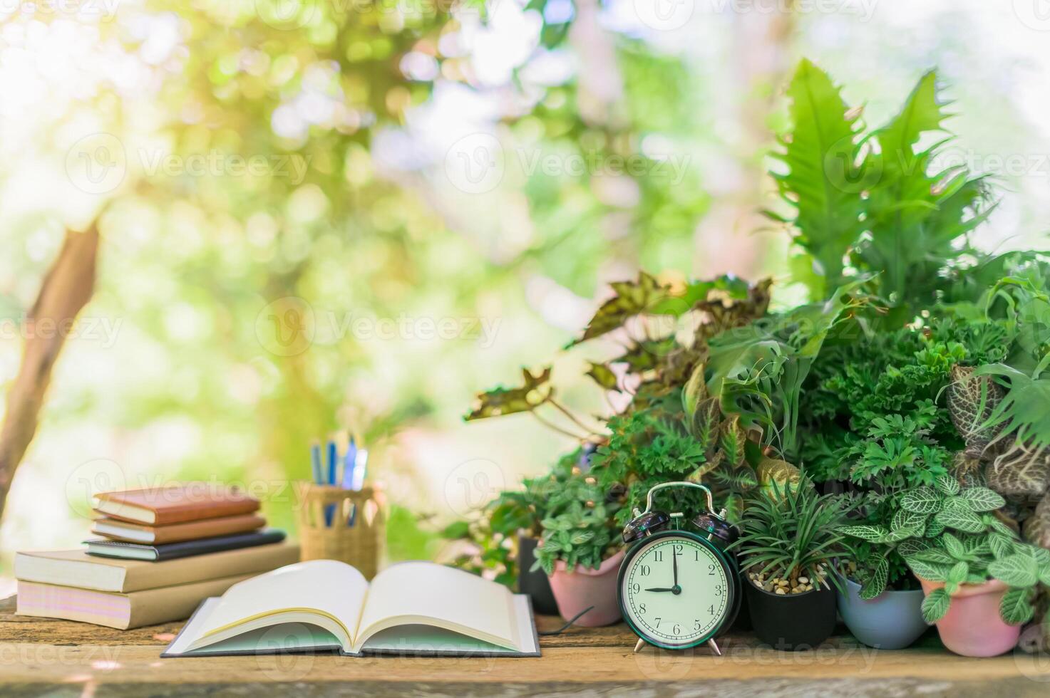 Bücher und Wecker auf dem Schreibtisch foto