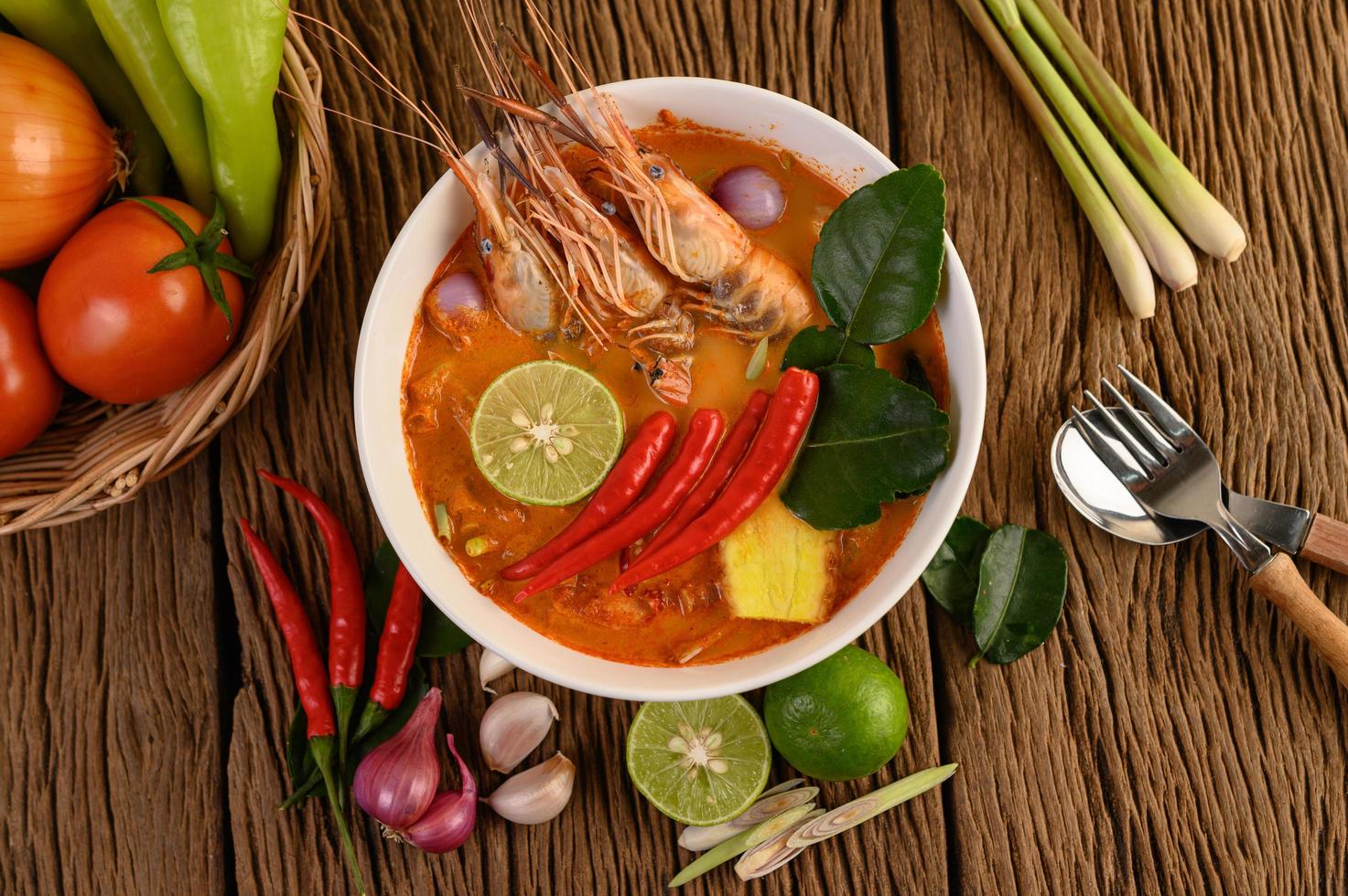 scharfe und würzige Tom Yum Kung Thai Suppe foto