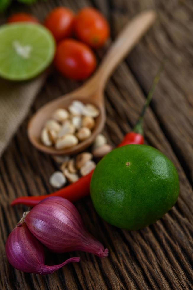 scharfes Essen nach thailändischer Art mit Knoblauch, Zitrone, Erdnüssen, Tomaten und Schalotten foto