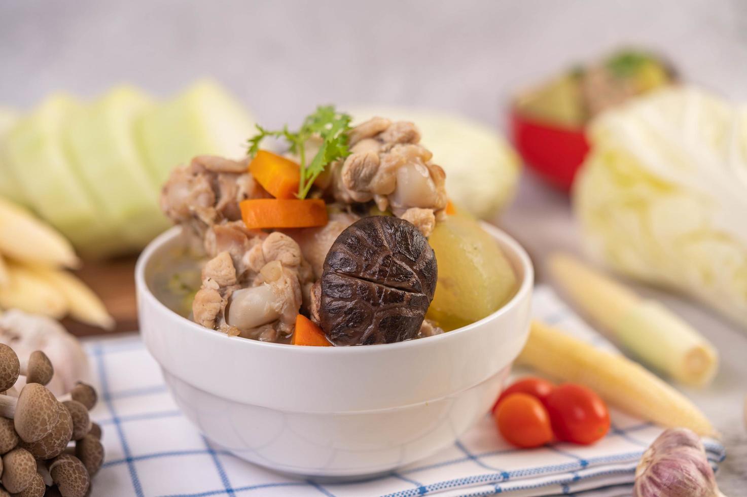 Schweinefleisch Frikadelle Suppe von Zutaten umgeben foto