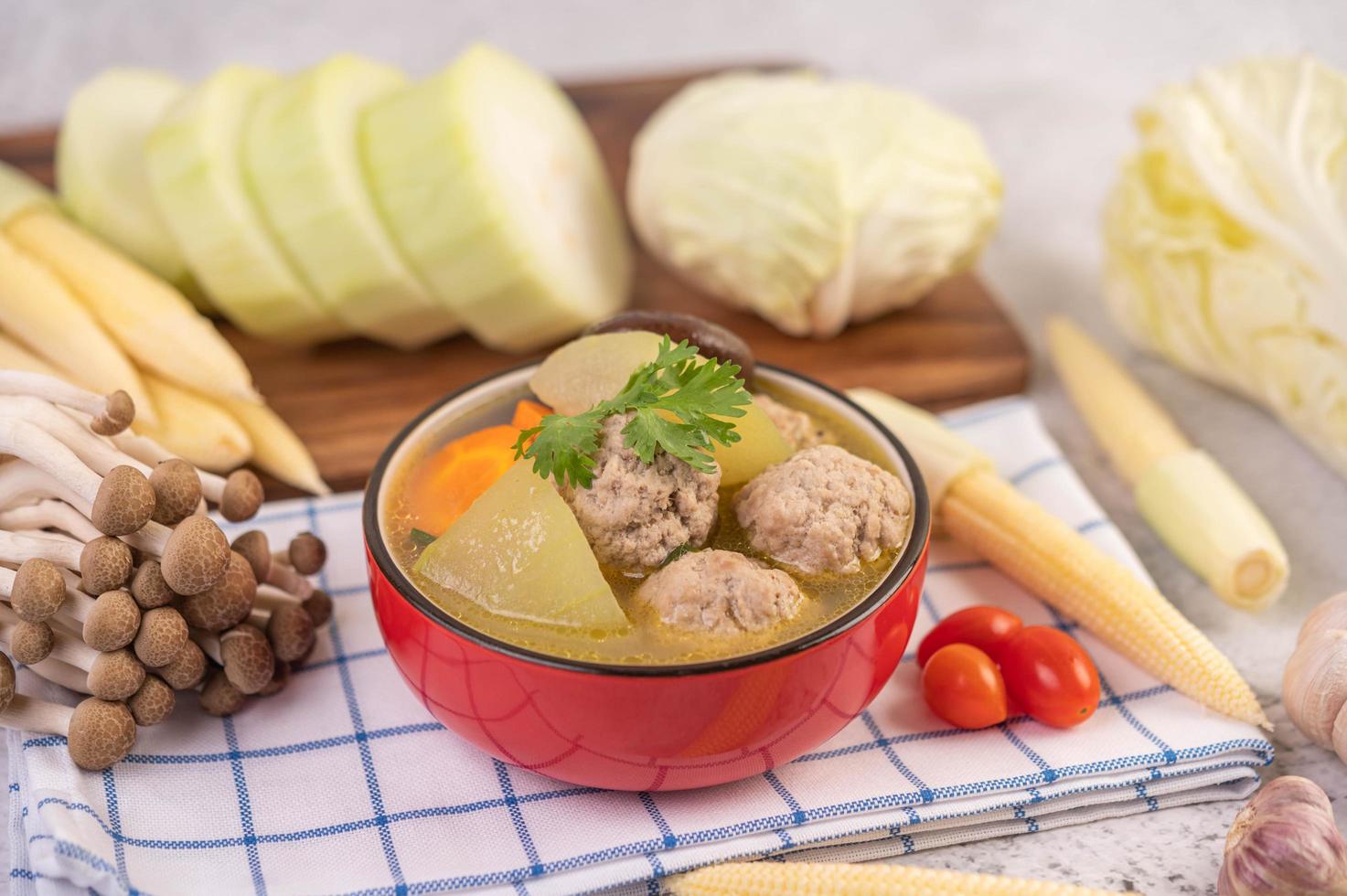 Schweinefleisch Frikadelle Suppe von Zutaten umgeben foto