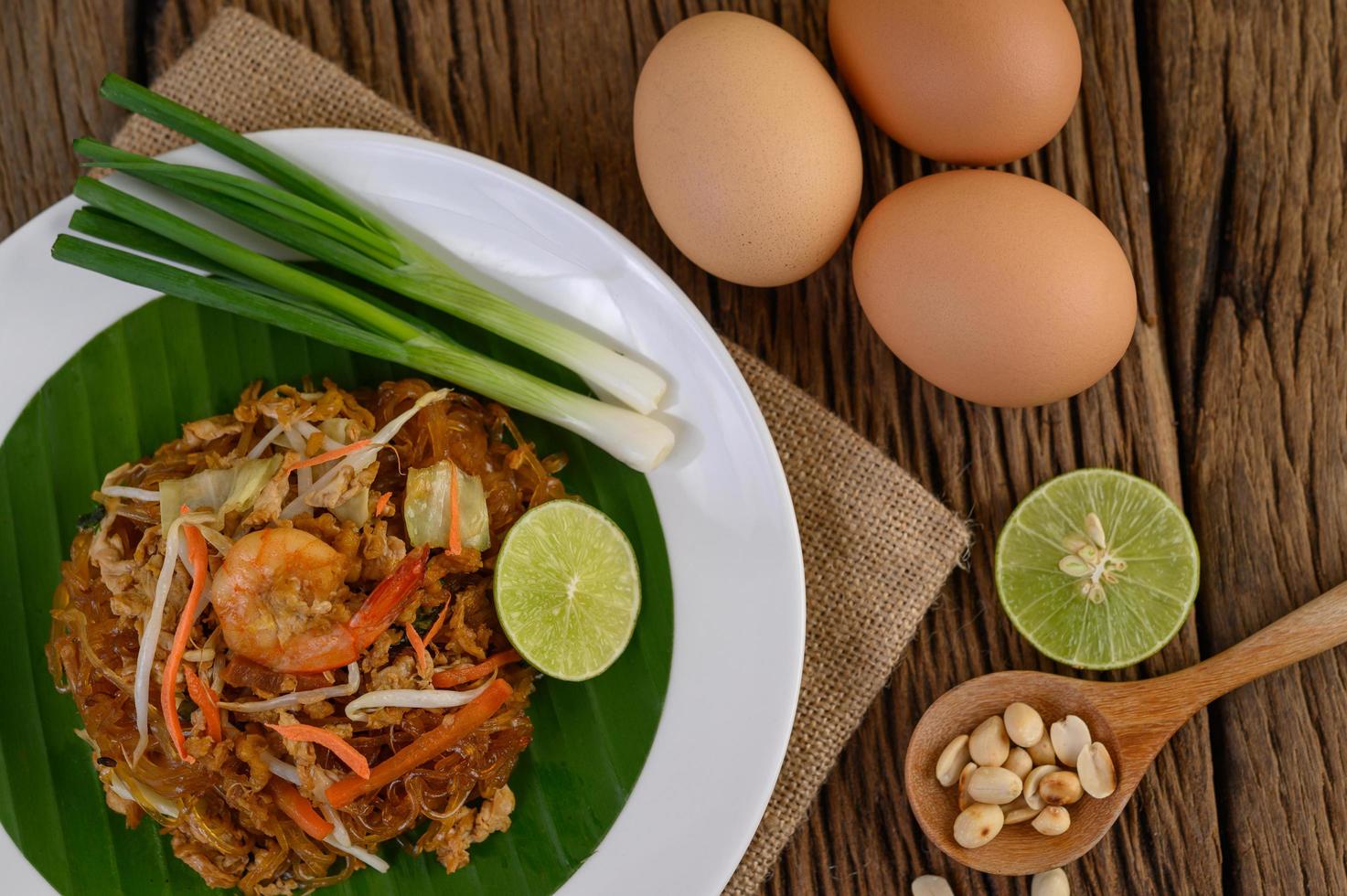 Pad Thai Shrimps in einer Schüssel mit Eiern, Frühlingszwiebeln und Gewürzen foto