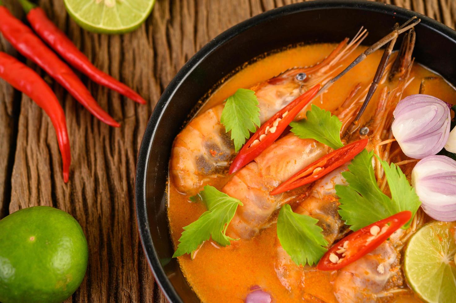 Thai scharfe würzige Suppe namens Tom Yum Kung mit Garnelen foto