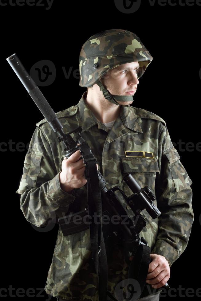 Soldat, der eine Waffe ergreift foto